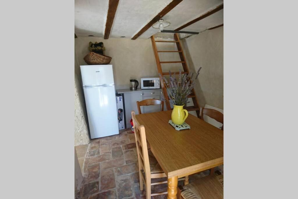 Cabanon Entoure De Montagnes Et D'Oliviers Vila Nyons Exterior foto