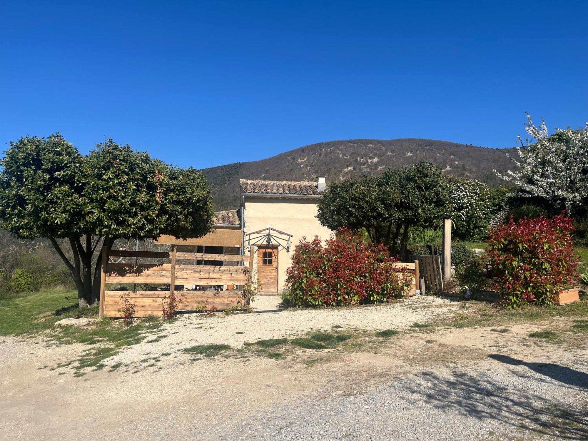 Cabanon Entoure De Montagnes Et D'Oliviers Vila Nyons Exterior foto