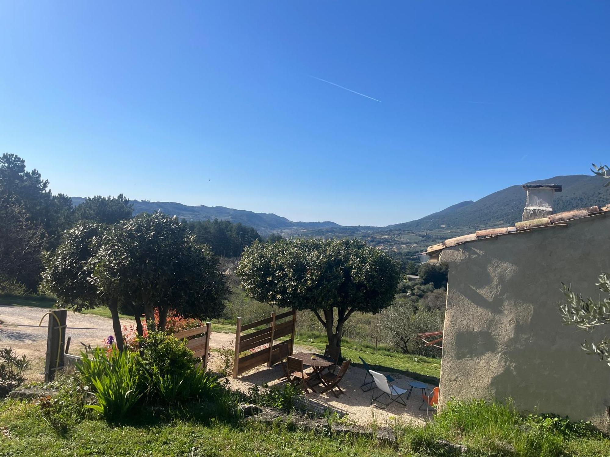 Cabanon Entoure De Montagnes Et D'Oliviers Vila Nyons Exterior foto